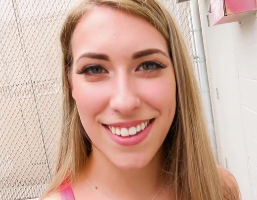 Красивая ебля спортивной девушки на улице с хорошими чаевыми за быстрый секс