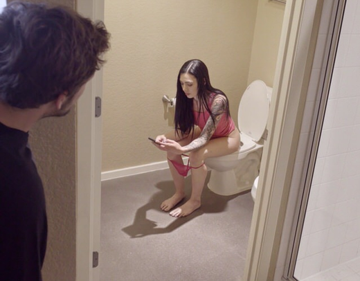 Брат тихо подглядывал за сестрой в туалете пока она его просто не застукала