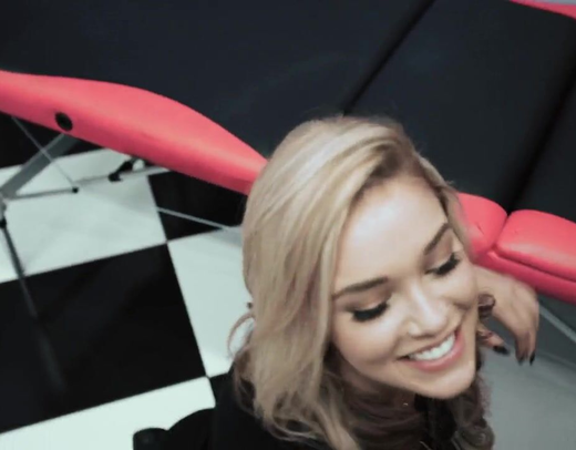 Один день секса с красивой блондинкой которую ебут большим членом