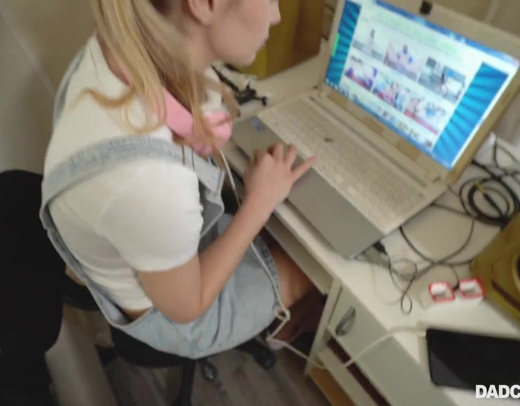 Отчим развел на секс падчерицу и ее любопытную и смешную подругу