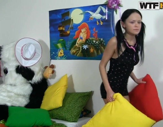 Китайская панда трахает русскую студентку большим самотыком