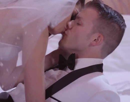 Страстный секс в белых чулках и фате в первую брачную ночь