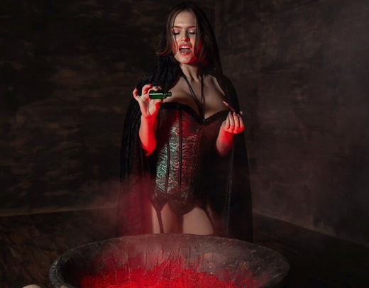 Брюнетка устроила анальный секс с соседом на Хэллоуин