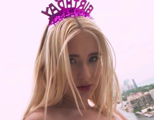 Утренний секс на День рождения доставил девушке много оргазмов